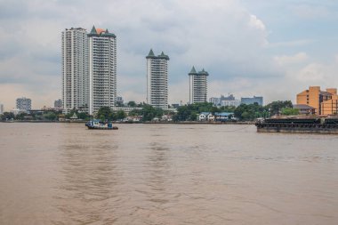 Nakliye gemileri Bangkok Tayland ve Güneydoğu Asya 'daki Chao Phraya Nehri' ne doğru yola çıktılar.