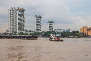 Nakliye gemileri Bangkok Tayland ve Güneydoğu Asya 'daki Chao Phraya Nehri' ne doğru yola çıktılar.