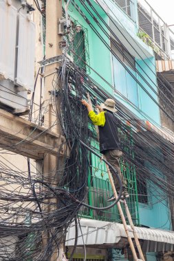Günlük işinde bir elektrikçi.