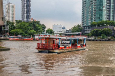  Bangkok Tayland ve Güneydoğu Asya 'daki Sathorn İskelesi' nden Chao Phraya Nehri 'ni geçen bir feribot.