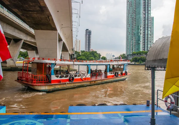 Ferry Boat Cross Chao Phraya River Sathorn Pier Bangkok Thailand — Stock Photo, Image