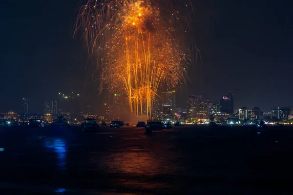 축제중에 도시의 밤하늘에 환상적 불꽃놀이가 펼쳐진다 — 스톡 사진