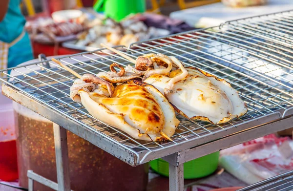 通りの市場でのグリルからおいしいとおいしいイカ — ストック写真