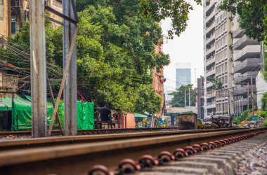 Bangkok Tayland ve Asya 'nın ortasında bir demiryolu hattında yaşam