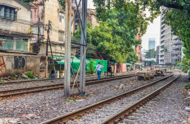 Bangkok Tayland ve Asya 'nın ortasında bir demiryolu hattında yaşam