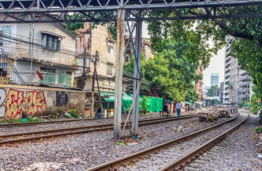 Bangkok Tayland ve Asya 'nın ortasında bir demiryolu hattında yaşam