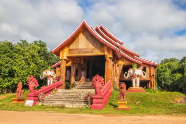 Tayland ve Kamboçya arasındaki sınır bölgesinin Tayland Tapınağı Wat Phrai Phatthana Bölgesi Phu Sing bölgesi görülmeye değer.