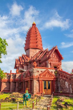 Tayland ve Kamboçya arasındaki sınır bölgesinin Tayland Tapınağı Wat Phrai Phatthana Bölgesi Phu Sing bölgesi görülmeye değer.