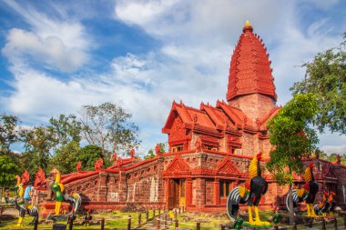 Tayland ve Kamboçya arasındaki sınır bölgesinin Tayland Tapınağı Wat Phrai Phatthana Bölgesi Phu Sing bölgesi görülmeye değer.