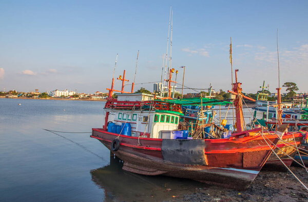  Вечером разноцветные рыбацкие лодки надежно привязаны к причалу веревками и узлами моряков.