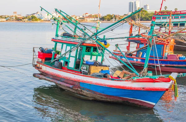 Noite Barcos Pesca Coloridos São Amarrados Diretamente Cais Com Cordas — Fotografia de Stock