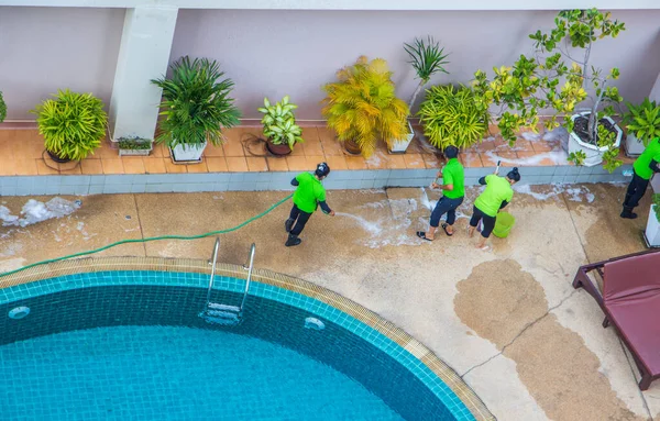 Equipo Limpieza Trabajo Manteniendo Ordenando Piscina Condominio Hotel Sus Terrenos —  Fotos de Stock