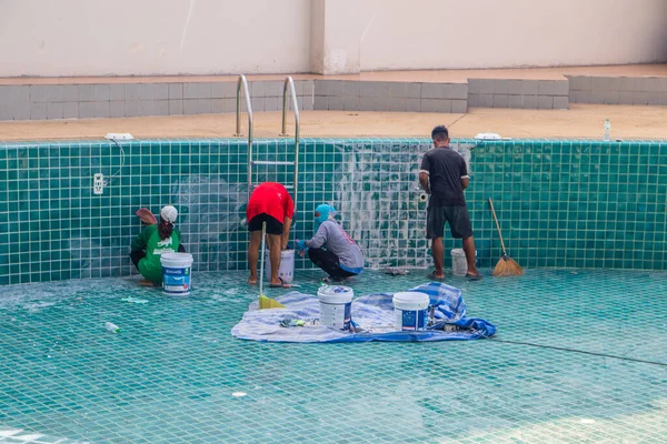  Bir yüzme havuzunun yenileme, onarım ve döşeme işleri