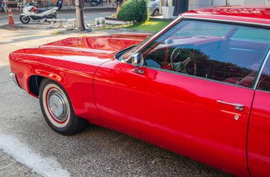  Şehirdeki bir park yerinde klasik bir Amerikan arabası.