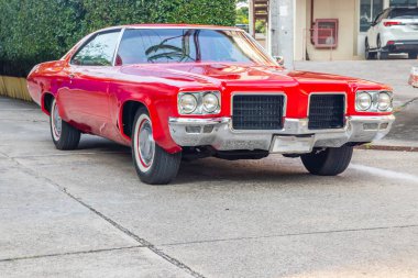  Şehirdeki bir park yerinde klasik bir Amerikan arabası.