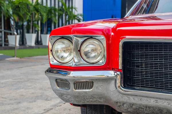 Carro Clássico Americano Estacionamento Cidade — Fotografia de Stock