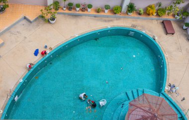 Bir yüzme havuzunun yenileme, onarım ve döşeme işleri