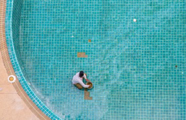 Bir yüzme havuzunun yenileme, onarım ve döşeme işleri