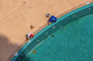 Bir yüzme havuzunun yenileme, onarım ve döşeme işleri