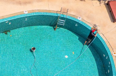 Bir yüzme havuzunun yenileme, onarım ve döşeme işleri