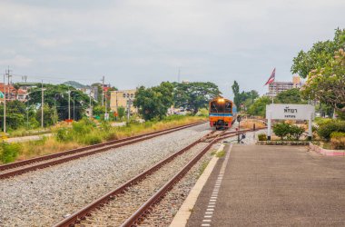 Bir tren istasyona girer ve yolcuları bekler.