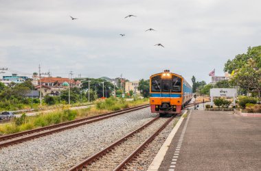 Bir tren istasyona girer ve yolcuları bekler.