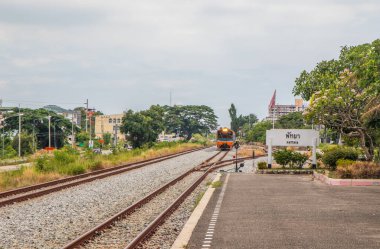 Bir tren istasyona girer ve yolcuları bekler.