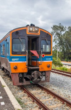 Bir tren istasyona girer ve yolcuları bekler.