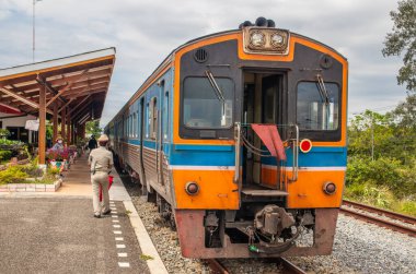 Bir tren istasyona girer ve yolcuları bekler.