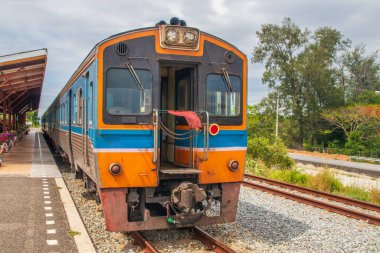 Bir tren istasyona girer ve yolcuları bekler.