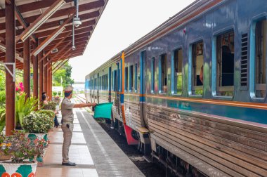 Bir tren istasyona girer ve yolcuları bekler.