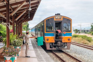 Bir tren istasyona girer ve yolcuları bekler.