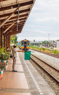 Bir tren istasyona girer ve yolcuları bekler.