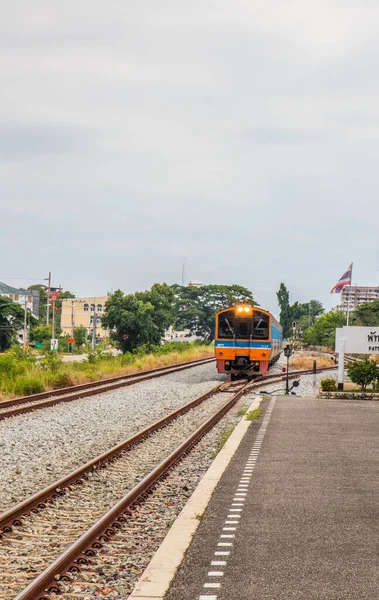 Ein Zug Fährt Einen Bahnhof Ein Und Wartet Auf Fahrgäste — Stockfoto