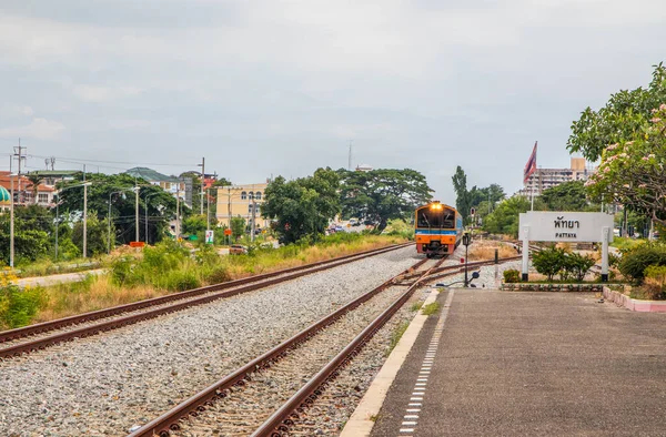Ett Tåg Kör Till Station Och Väntar Passagerare — Stockfoto