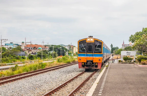 Train Pulls Station Waits Passengers — Stock Photo, Image