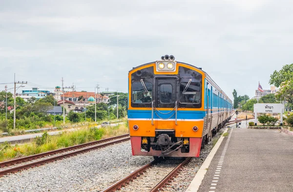 Bir tren istasyona girer ve yolcuları bekler.