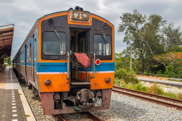 Bir tren istasyona girer ve yolcuları bekler.