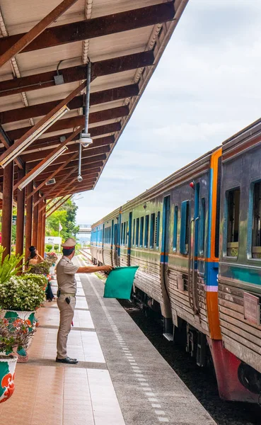 Ein Zug Fährt Einen Bahnhof Ein Und Wartet Auf Fahrgäste — Stockfoto
