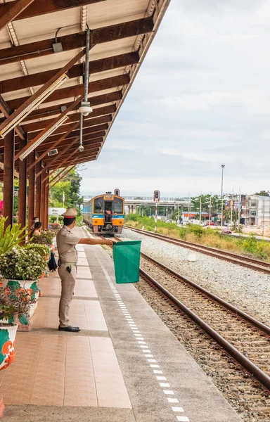 Bir tren istasyona girer ve yolcuları bekler.