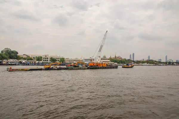 Schlepper Mit Einem Frachtschiff Auf Dem Chao Phraya Fluss Bangkok — Stockfoto