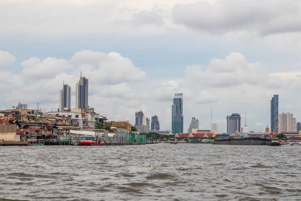  Tayland 'ın güneydoğu Asya bölgesindeki Chao Phraya Nehri' nde kargo gemisi olan bir römorkör.