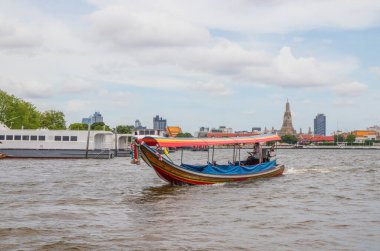 Uzun kuyruklu bir tekne, Chao Phraya Nehri, Tayland kraliyet birinci sınıf tapınağı Wat Arun ve Bangkok Tayland ve Güneydoğu Asya şehri.