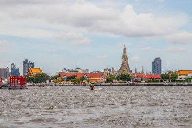 Uzun kuyruklu bir tekne, Chao Phraya Nehri, Tayland kraliyet birinci sınıf tapınağı Wat Arun ve Bangkok Tayland ve Güneydoğu Asya şehri.