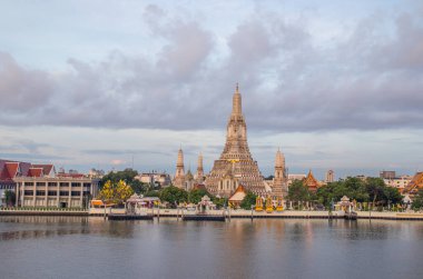 Birinci sınıf Tayland Kraliyet Tapınağı Wat Arun ve Bangkok Tayland 'daki Chao Phraya Nehri.