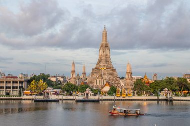 Birinci sınıf Tayland Kraliyet Tapınağı Wat Arun ve Bangkok Tayland 'daki Chao Phraya Nehri.