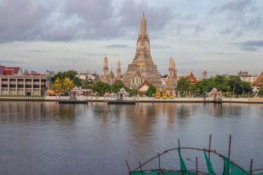 Birinci sınıf Tayland Kraliyet Tapınağı Wat Arun ve Bangkok Tayland 'daki Chao Phraya Nehri.