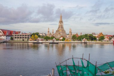 Birinci sınıf Tayland Kraliyet Tapınağı Wat Arun ve Bangkok Tayland 'daki Chao Phraya Nehri.