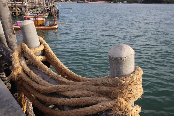 Веревка Моряка Используемая Привязывания Рыбацких Лодок Пирсу — стоковое фото