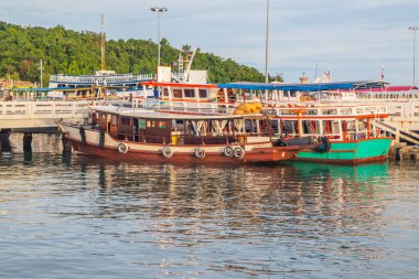Tayland ve Güneydoğu Asya 'da bir liman veya rıhtımda nakliye ve gezinti tekneleri